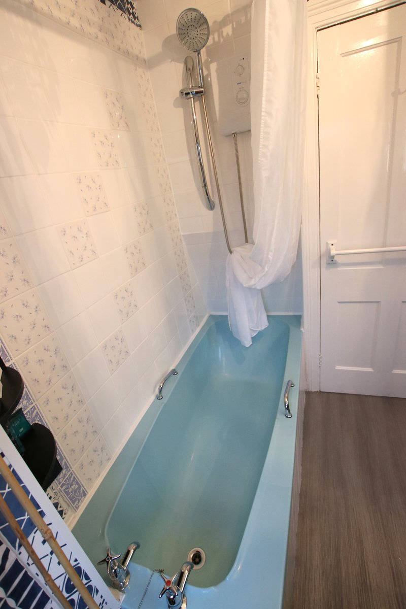Image of Greylands Guesthouse Llandrindod Bathroom Starling 006