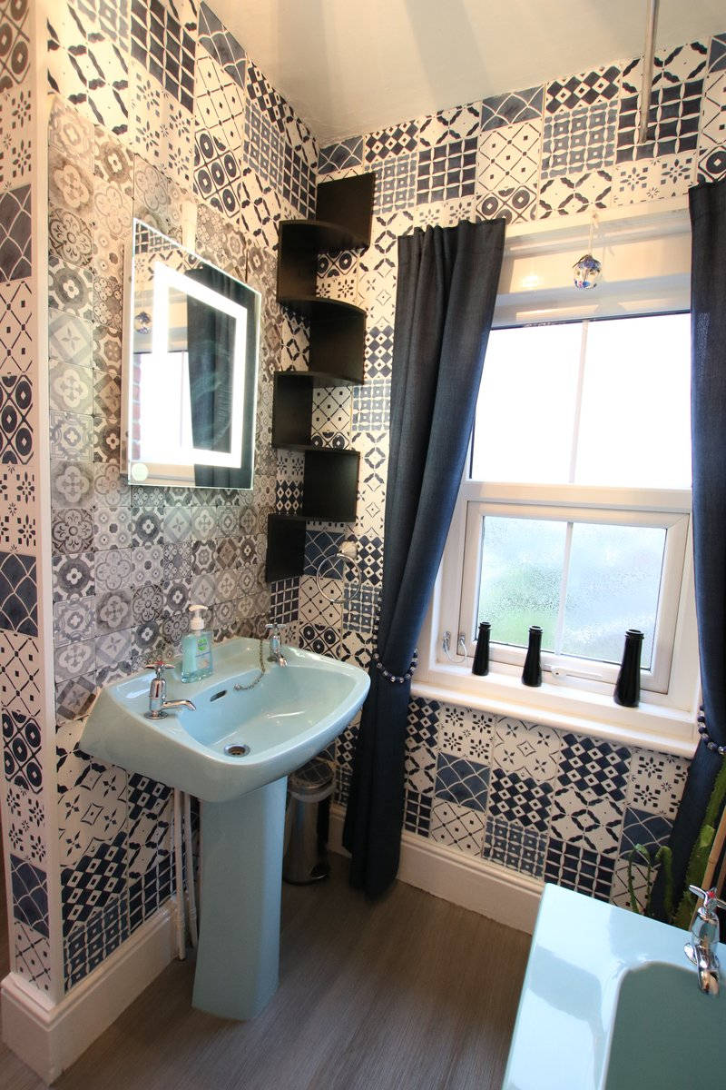 image of Greylands Guesthouse Llandrindod Bathroom Starling 010