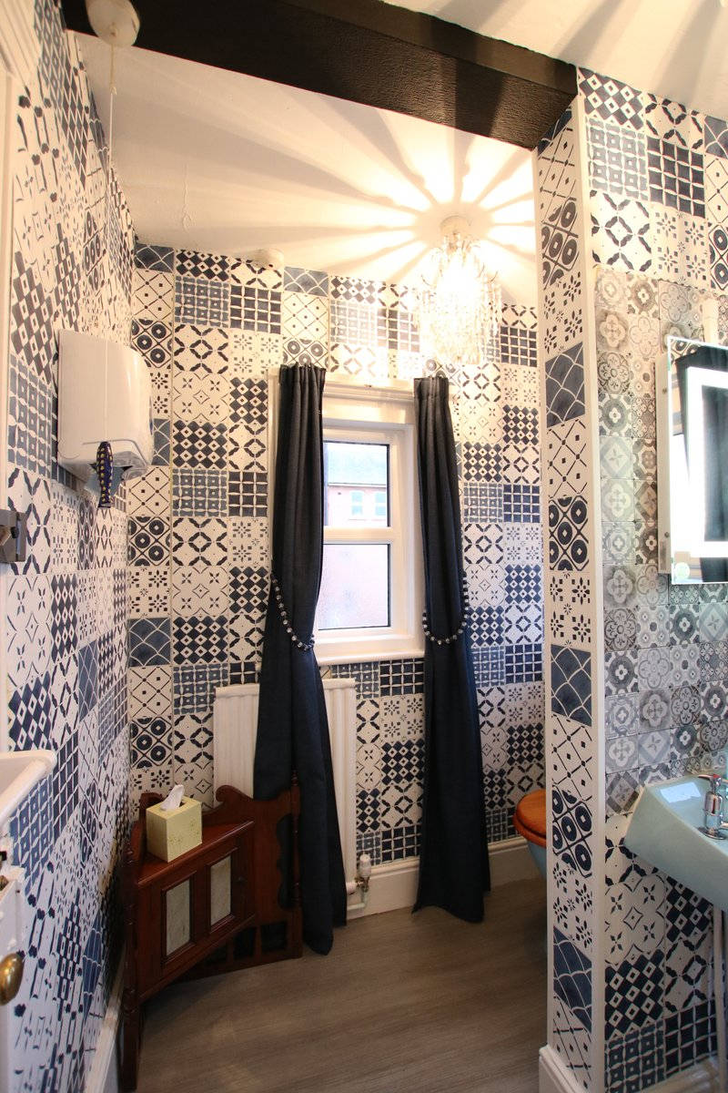 Image of Greylands Guesthouse Llandrindod Bathroom Starling 011