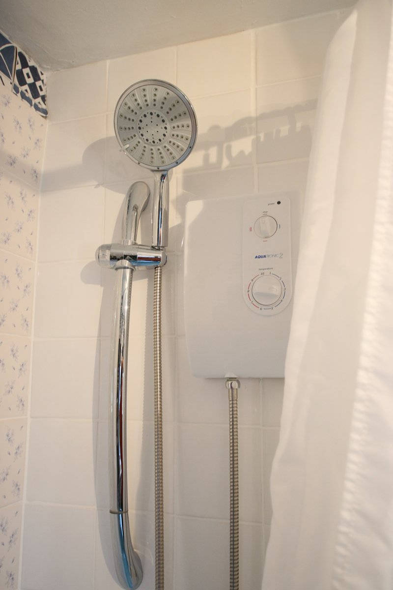 Image of Greylands Guesthouse Llandrindod Bathroom Starling 020