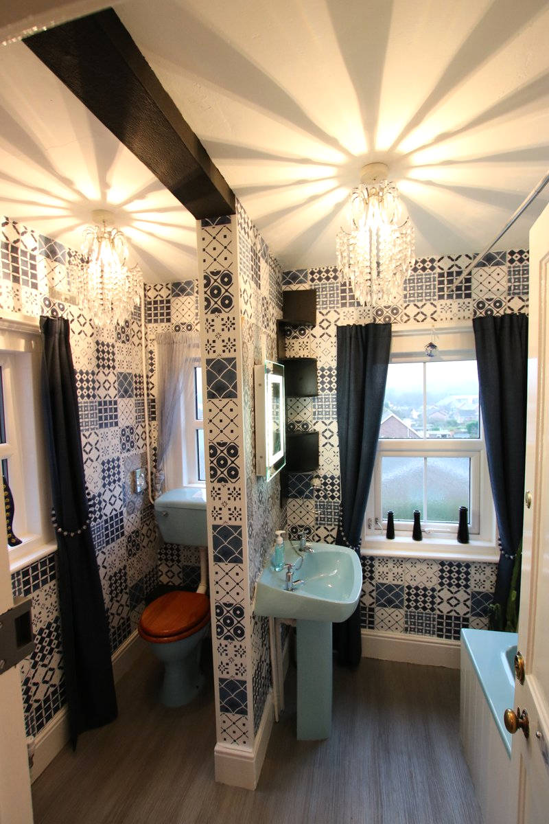 image of Greylands Guesthouse Llandrindod Bathroom Starling 021