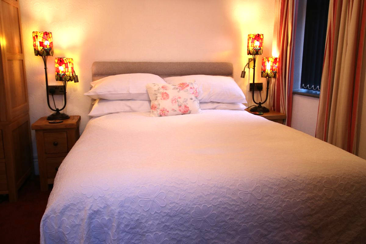 image of Greylands Guesthouse Llandrindod Double Room Nightingale 002