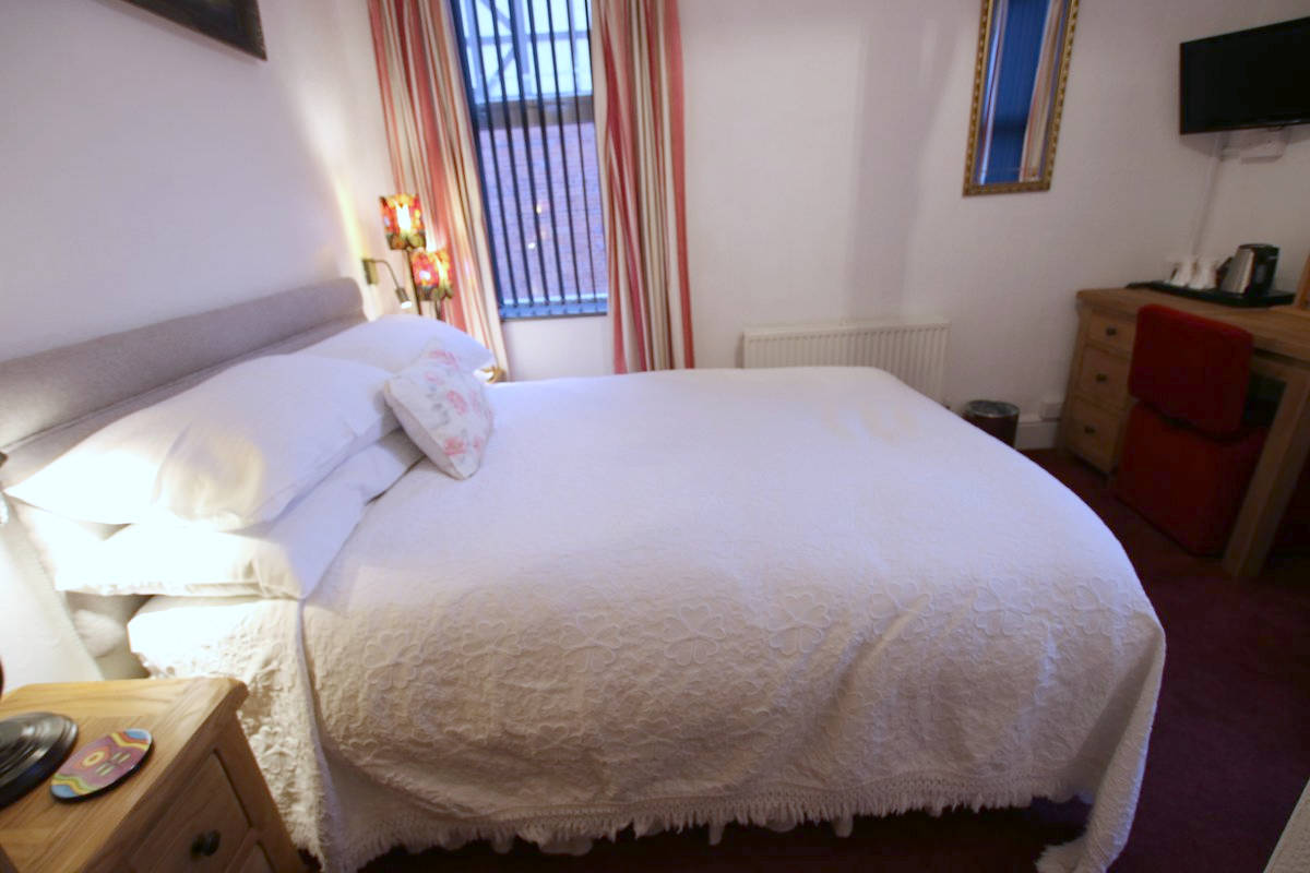 image of Greylands Guesthouse Llandrindod Double Room Nightingale 009