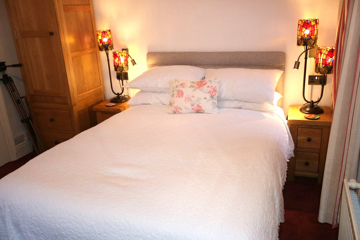 image of Greylands Guesthouse Llandrindod Double Room Nightingale 014