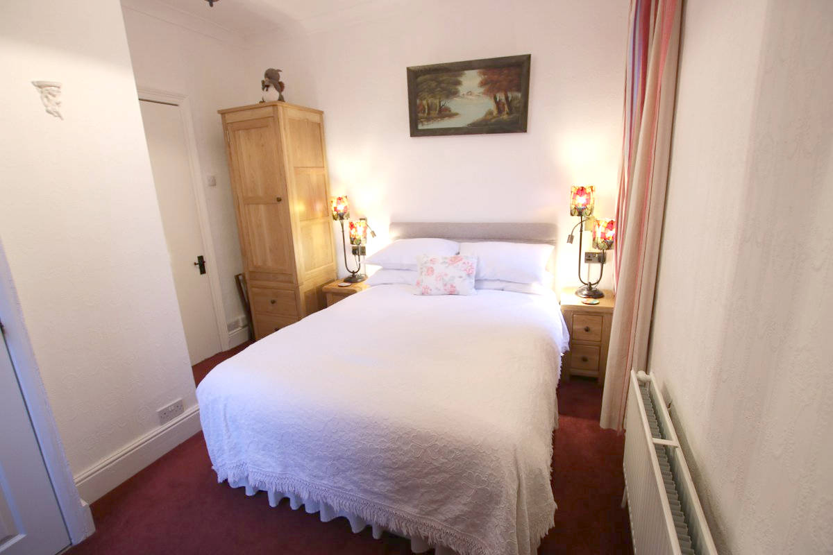 image of Greylands Guesthouse Llandrindod Double Room Nightingale 017