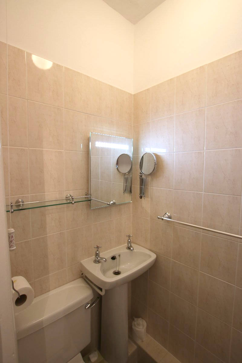 image of Greylands Guesthouse Llandrindod Double Room Nightingale 018