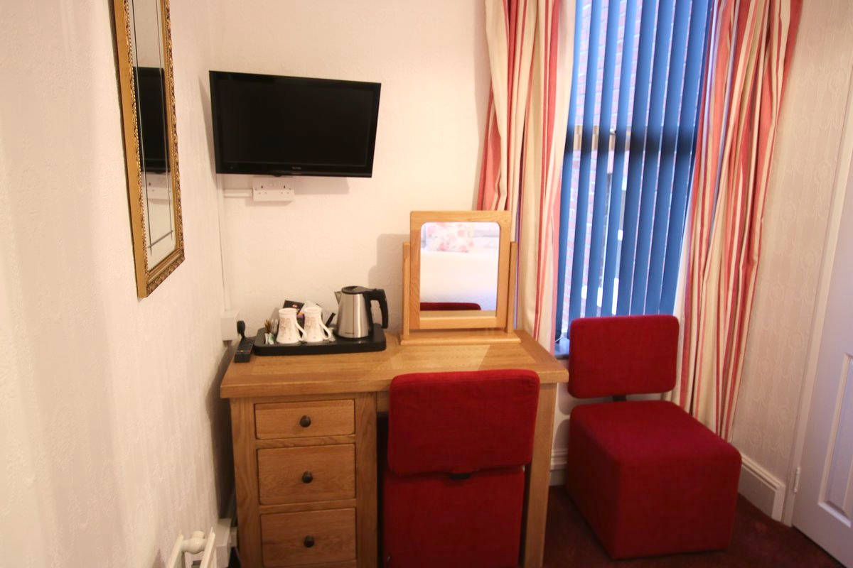 Click here to view the image of Greylands Guesthouse Llandrindod Double Room Nightingale 024 at higher resolution. An image of Greylands Guesthouse Llandrindod Double Room Nightingale 024 goes here.