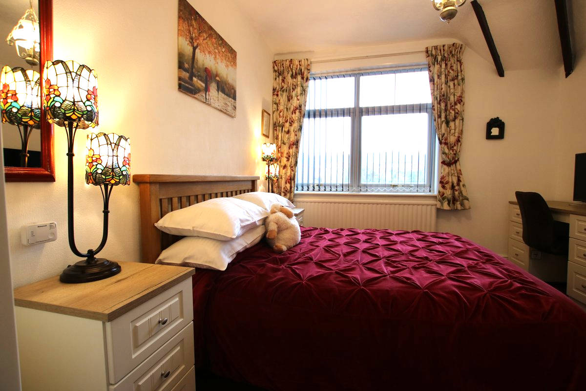 image of Greylands Guesthouse Llandrindod Double Room Woodpecker 040