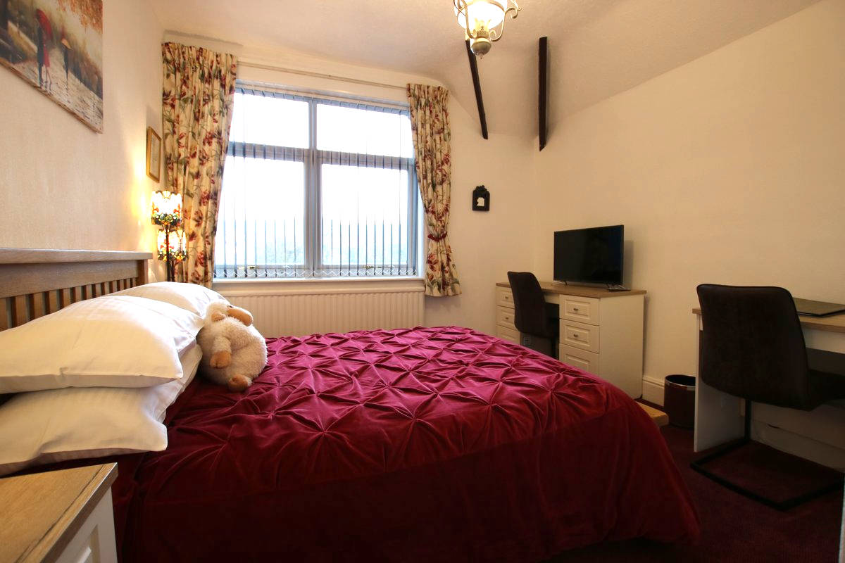 image of Greylands Guesthouse Llandrindod Double Room Woodpecker 041
