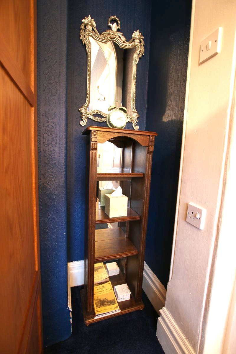 image of Greylands Guesthouse Llandrindod Four Poster Room Kingfisher 005