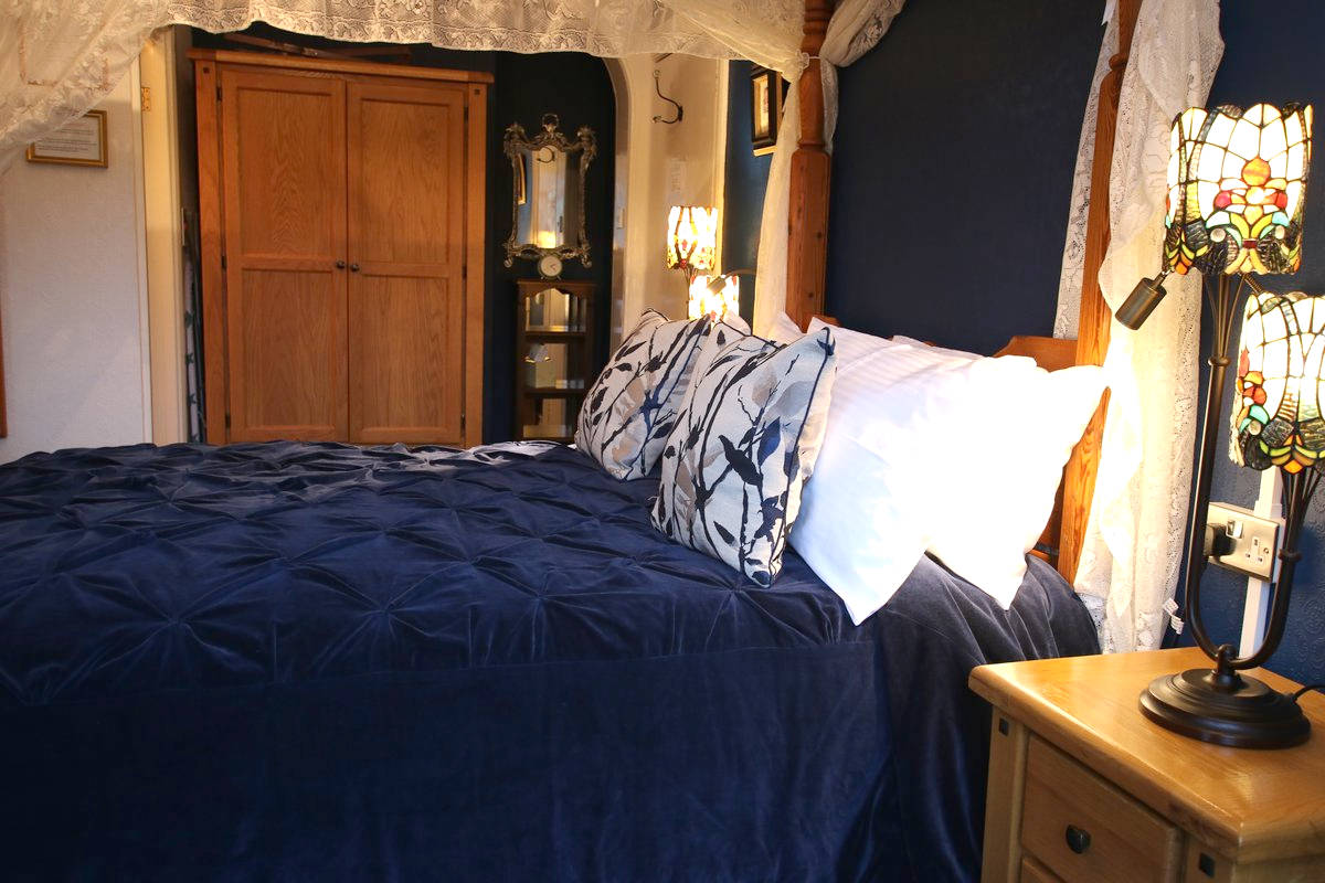 image of Greylands Guesthouse Llandrindod Four Poster Room Kingfisher 011