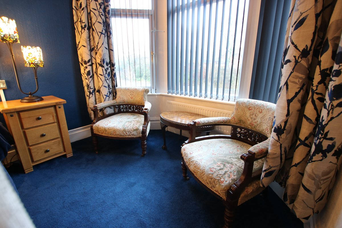 image of Greylands Guesthouse Llandrindod Four Poster Room Kingfisher 013