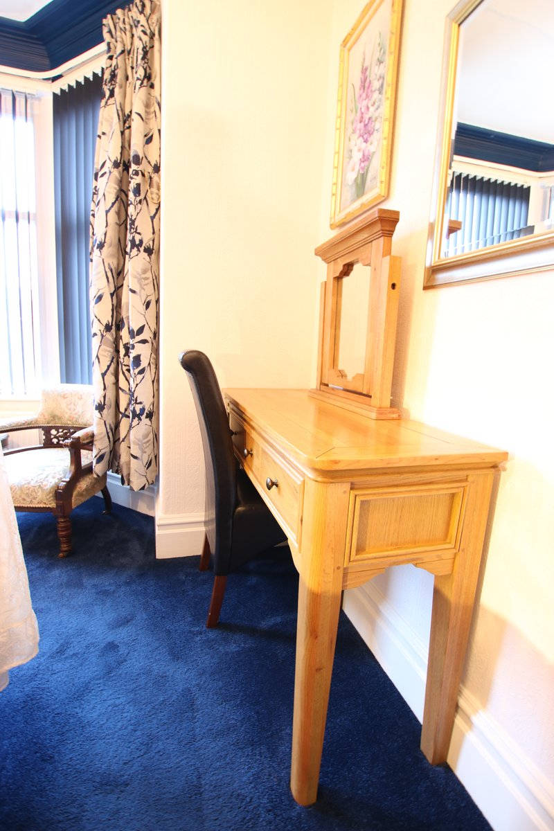 image of Greylands Guesthouse Llandrindod Four Poster Room Kingfisher 014