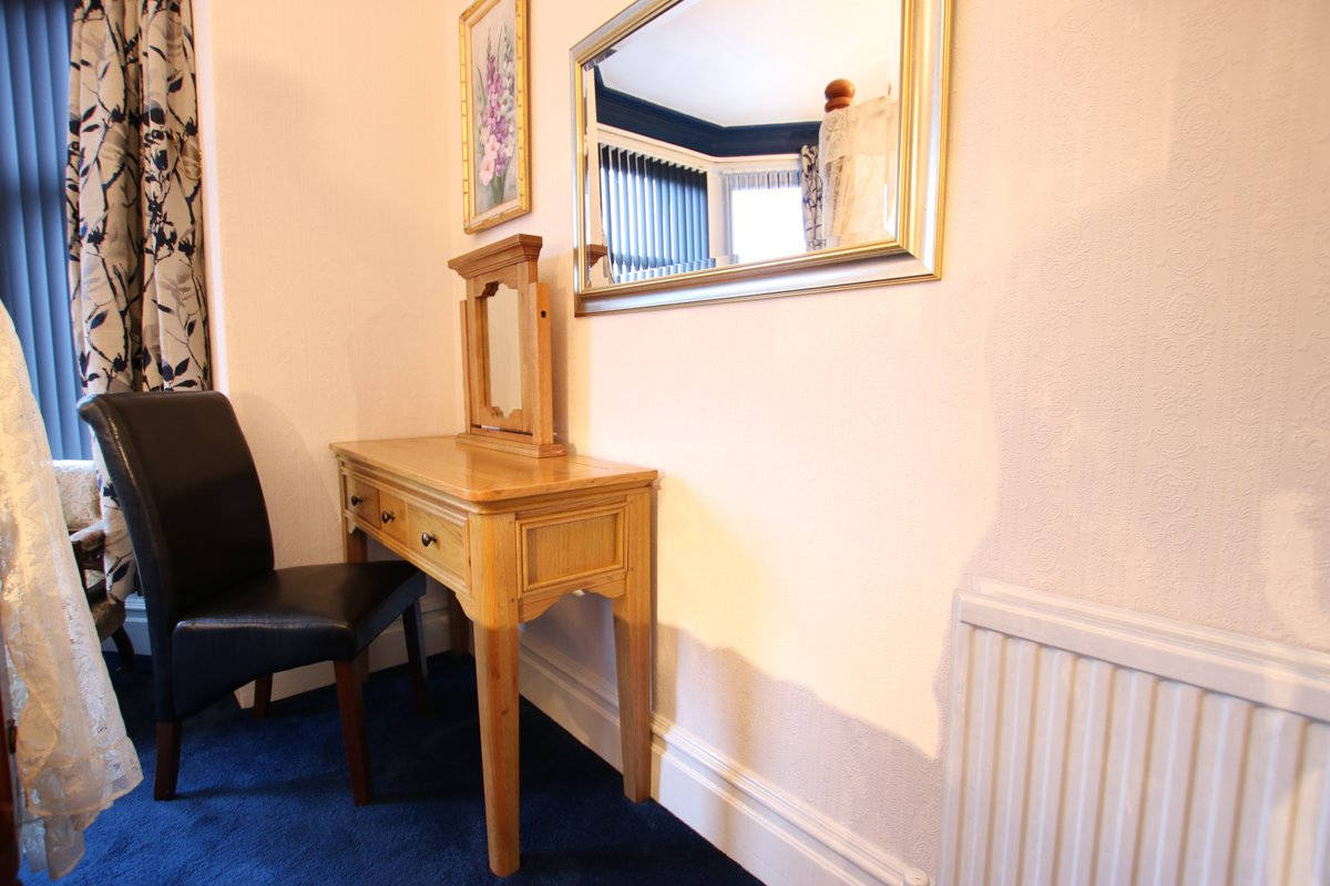 image of Greylands Guesthouse Llandrindod Four Poster Room Kingfisher 015