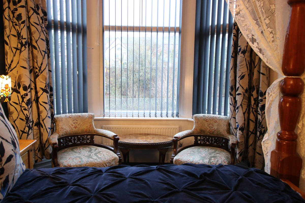 image of Greylands Guesthouse Llandrindod Four Poster Room Kingfisher 017