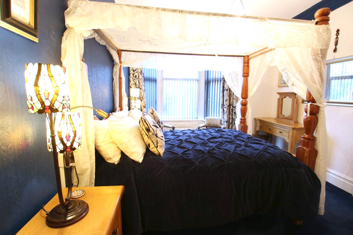 image of Greylands Guesthouse Llandrindod Four Poster Room Kingfisher 020