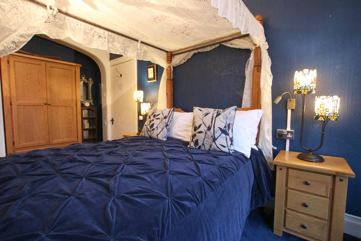 image of Greylands Guesthouse Llandrindod Four Poster Room Kingfisher 027