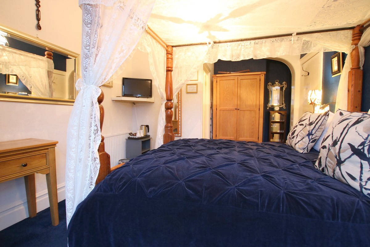 image of Greylands Guesthouse Llandrindod Four Poster Room Kingfisher 028