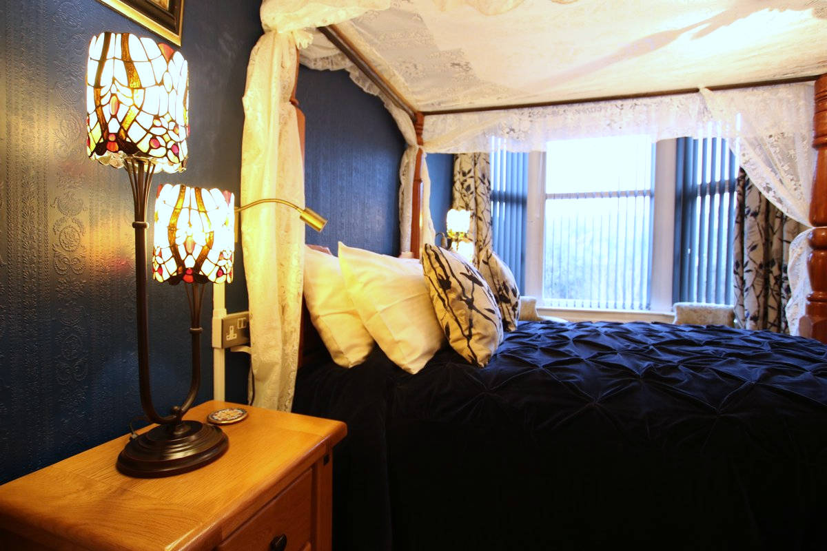 image of Greylands Guesthouse Llandrindod Four Poster Room Kingfisher 030