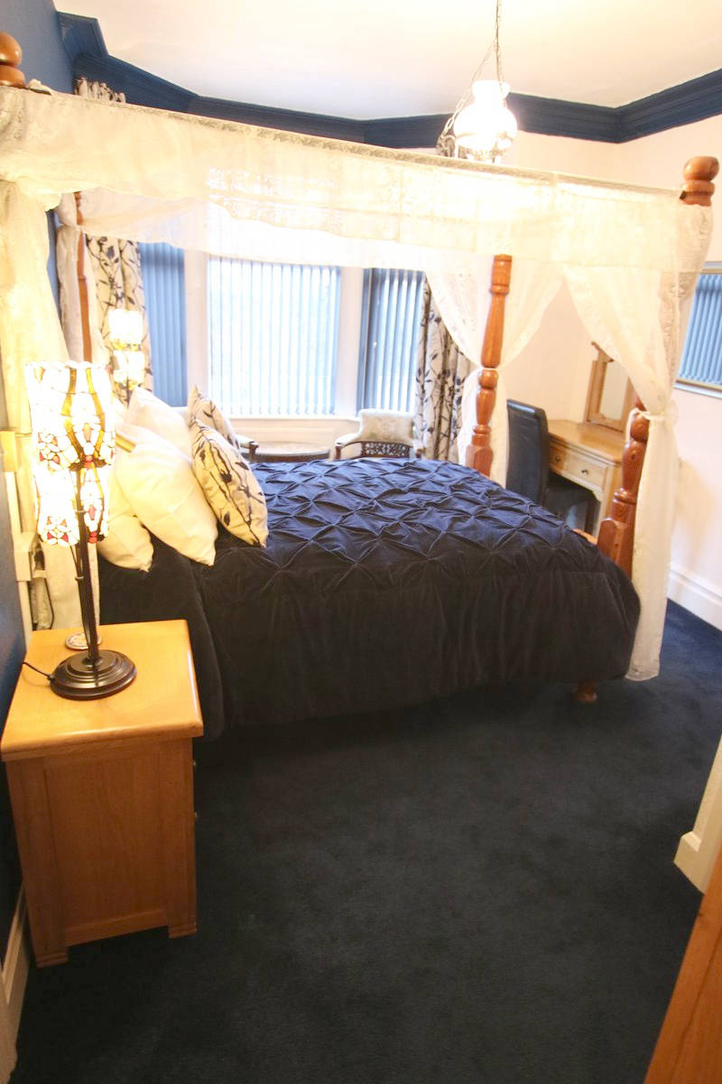 image of Greylands Guesthouse Llandrindod Four Poster Room Kingfisher 035