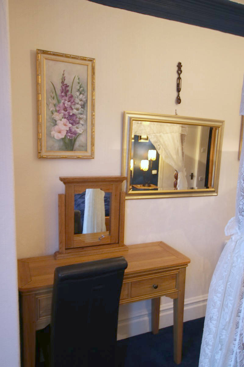 image of Greylands Guesthouse Llandrindod Four Poster Room Kingfisher 041