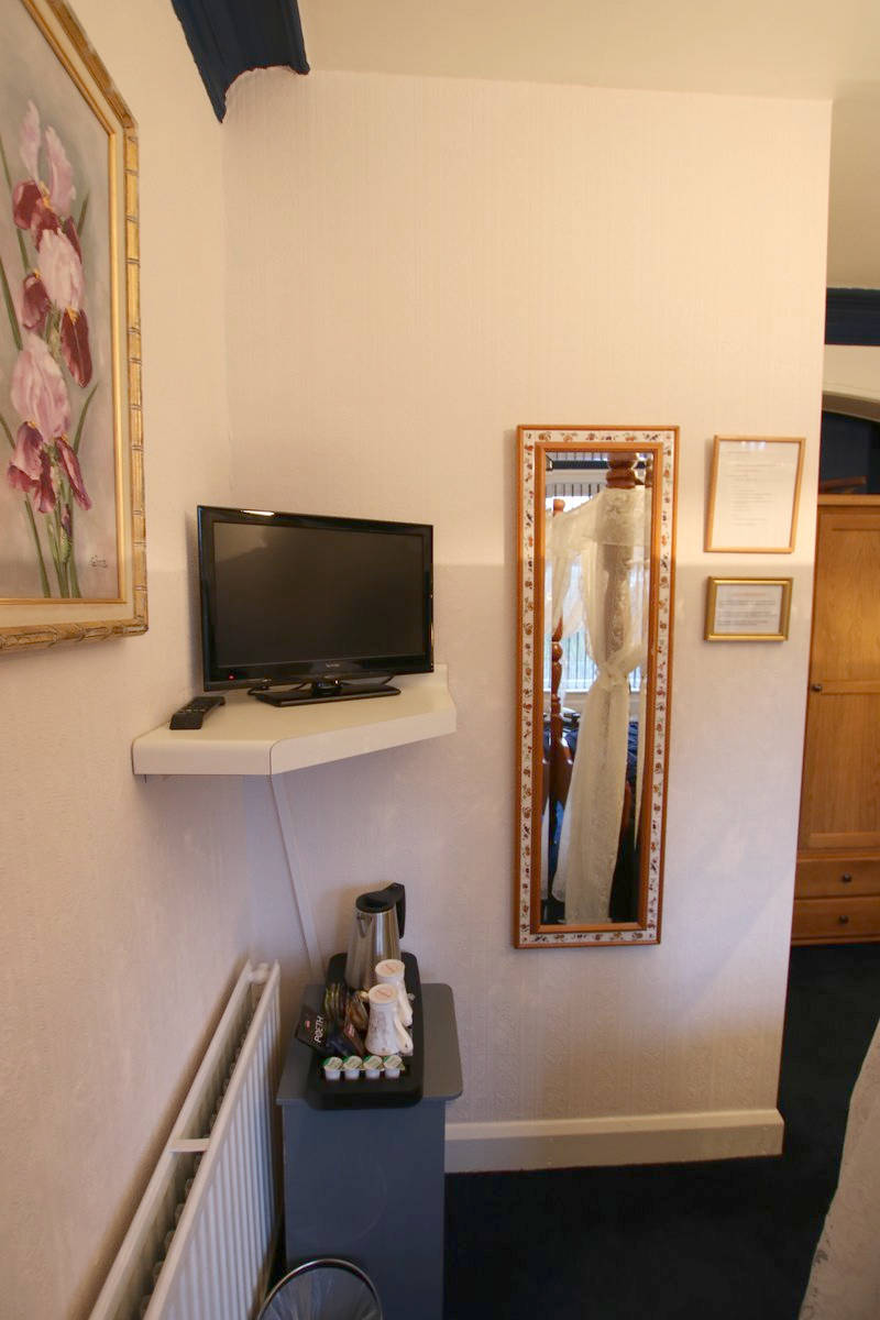 image of Greylands Guesthouse Llandrindod Four Poster Room Kingfisher 044