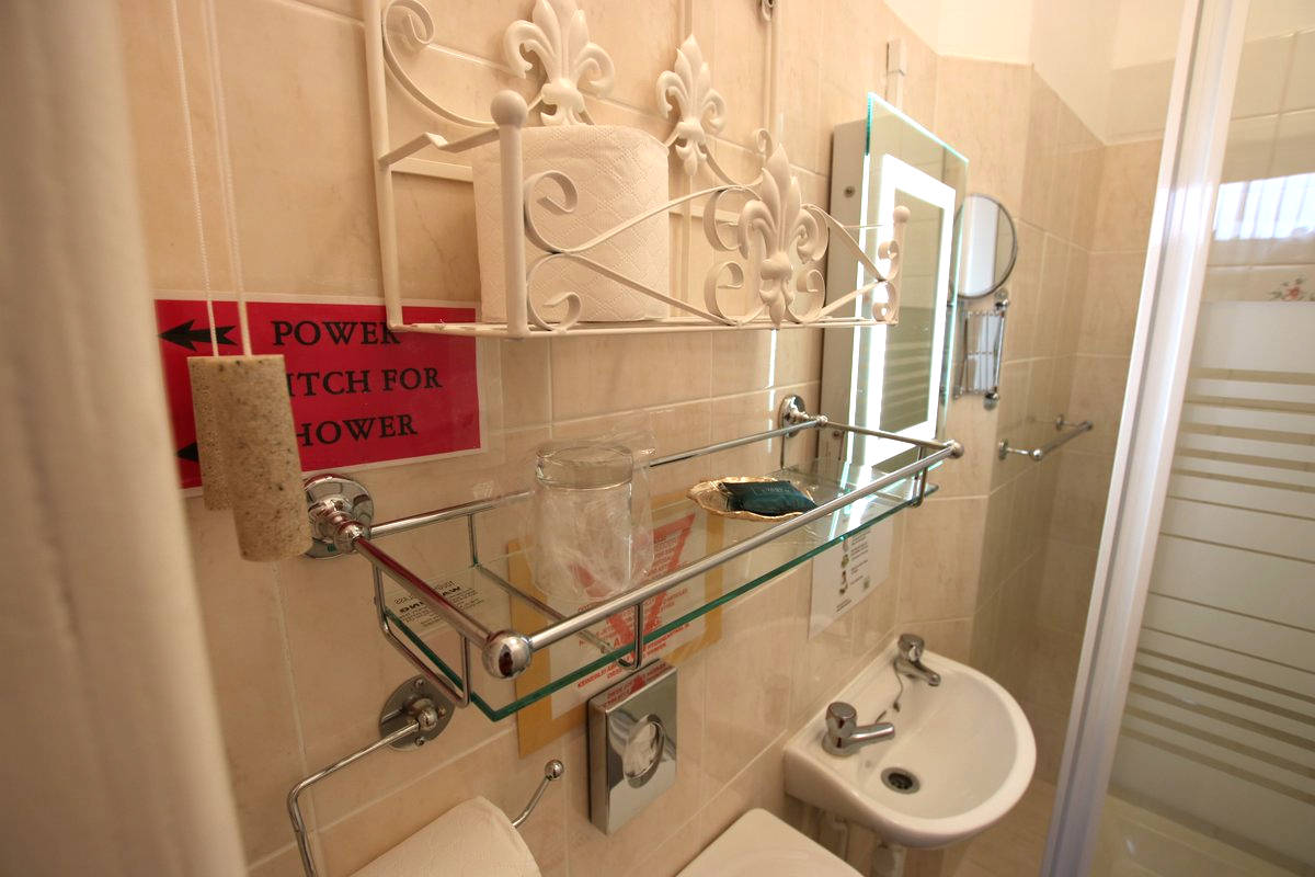 Click here to view the image of Greylands Guesthouse Llandrindod Single Room Swallow 006 at higher resolution. An image of Greylands Guesthouse Llandrindod Single Room Swallow 006 goes here.