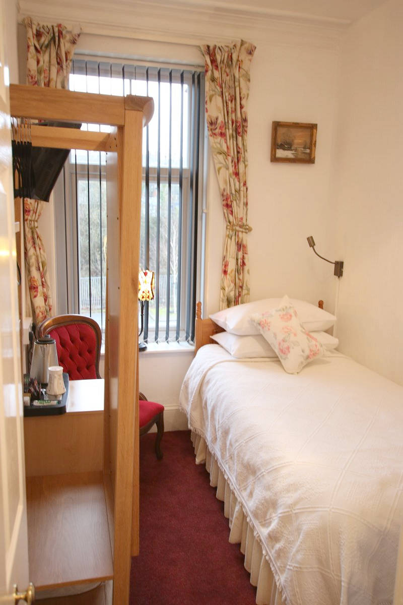 An image of Greylands Guesthouse Llandrindod Single Room Swallow 011 goes here.