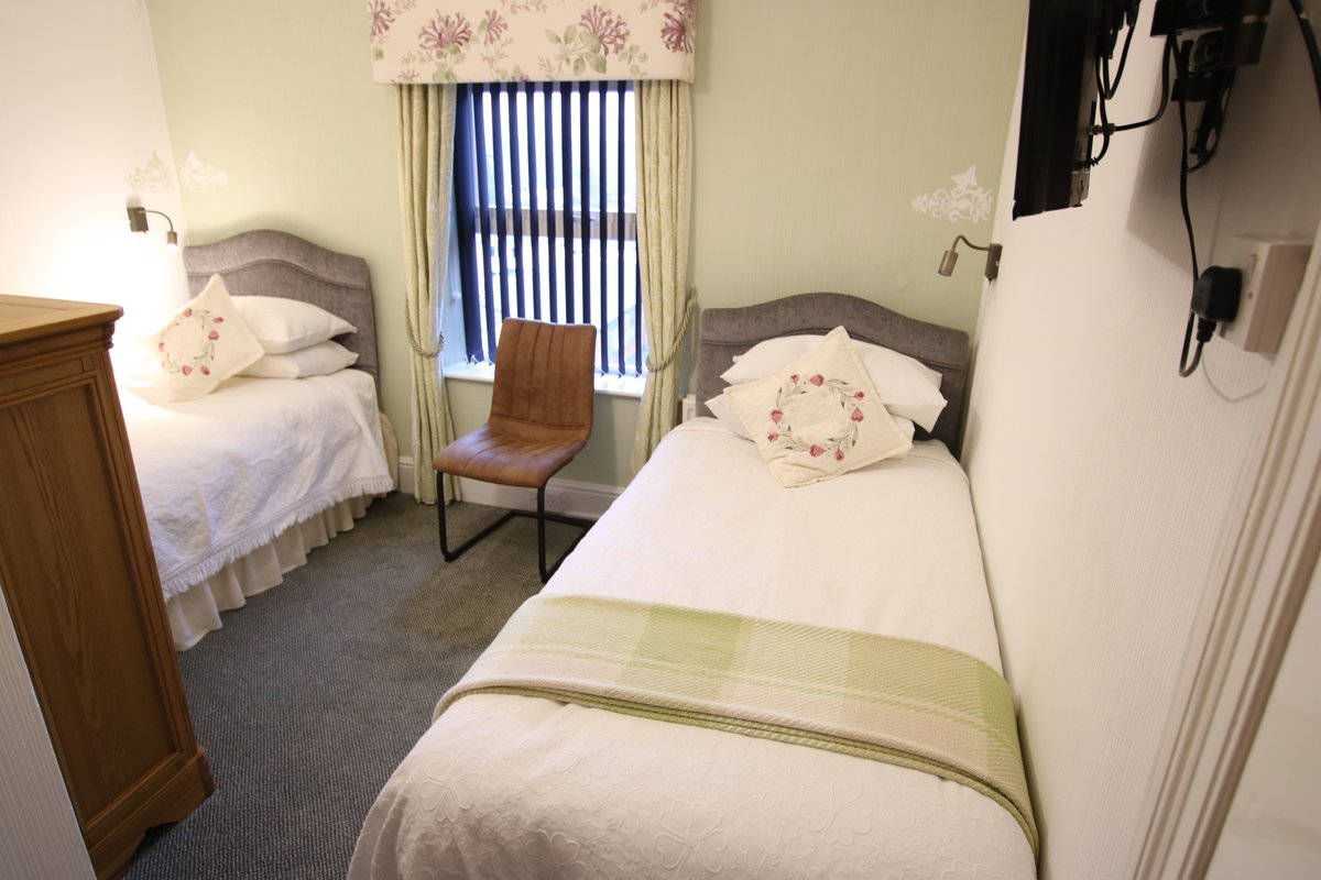 image of Greylands Guesthouse Llandrindod Twin Room Goldfinch 010