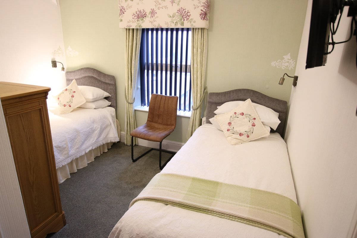 image of Greylands Guesthouse Llandrindod Twin Room Goldfinch 012