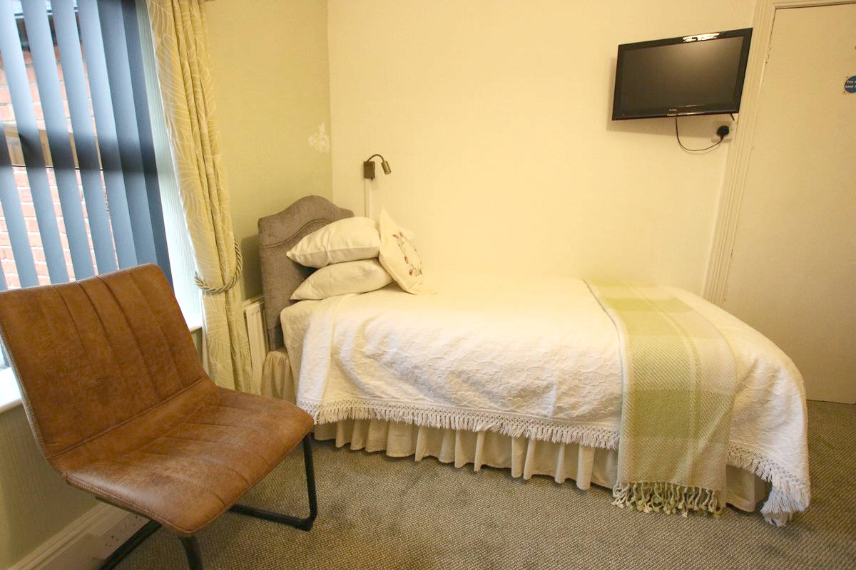 image of Greylands Guesthouse Llandrindod Twin Room Goldfinch 016