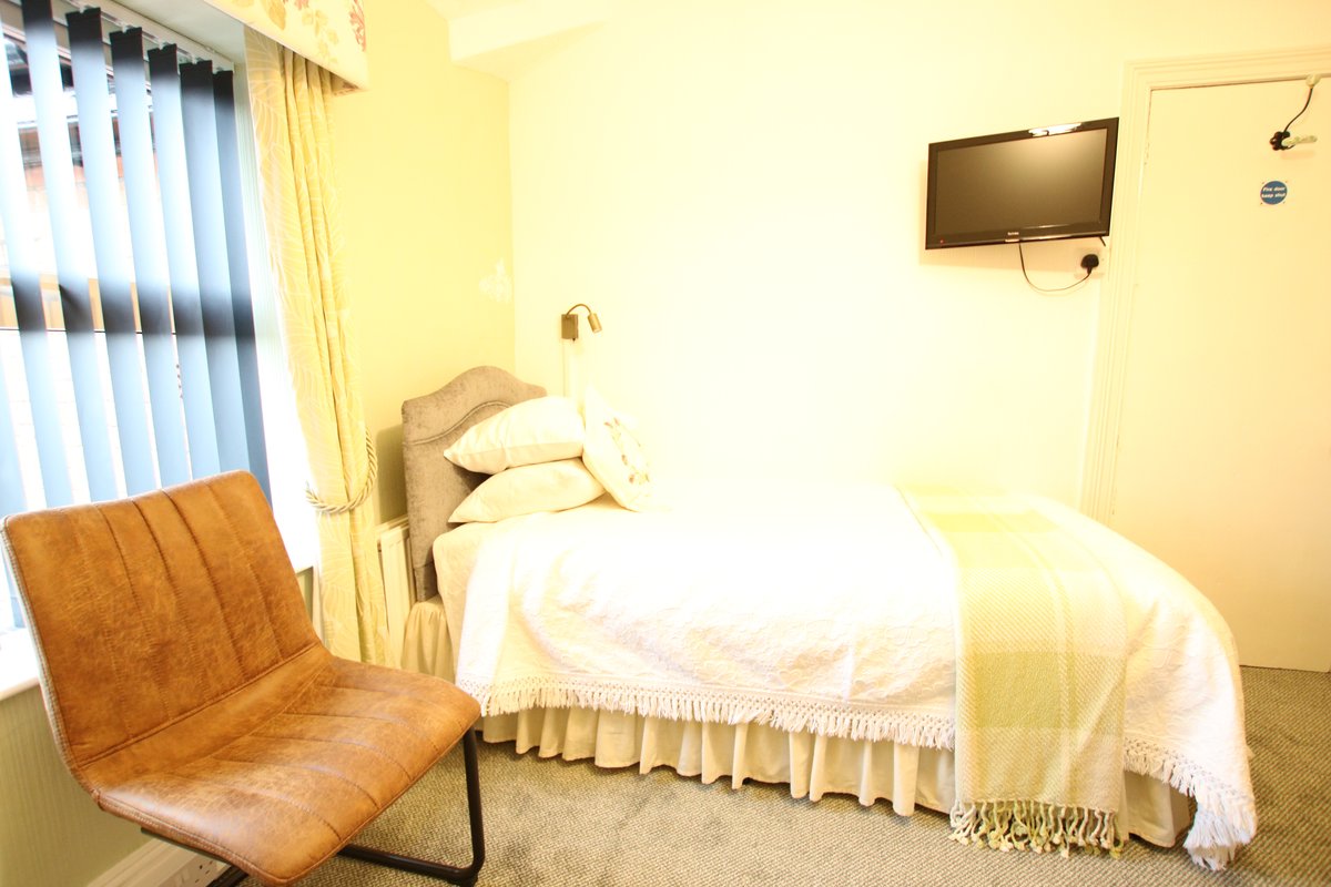 image of Greylands Guesthouse Llandrindod Twin Room Goldfinch 017