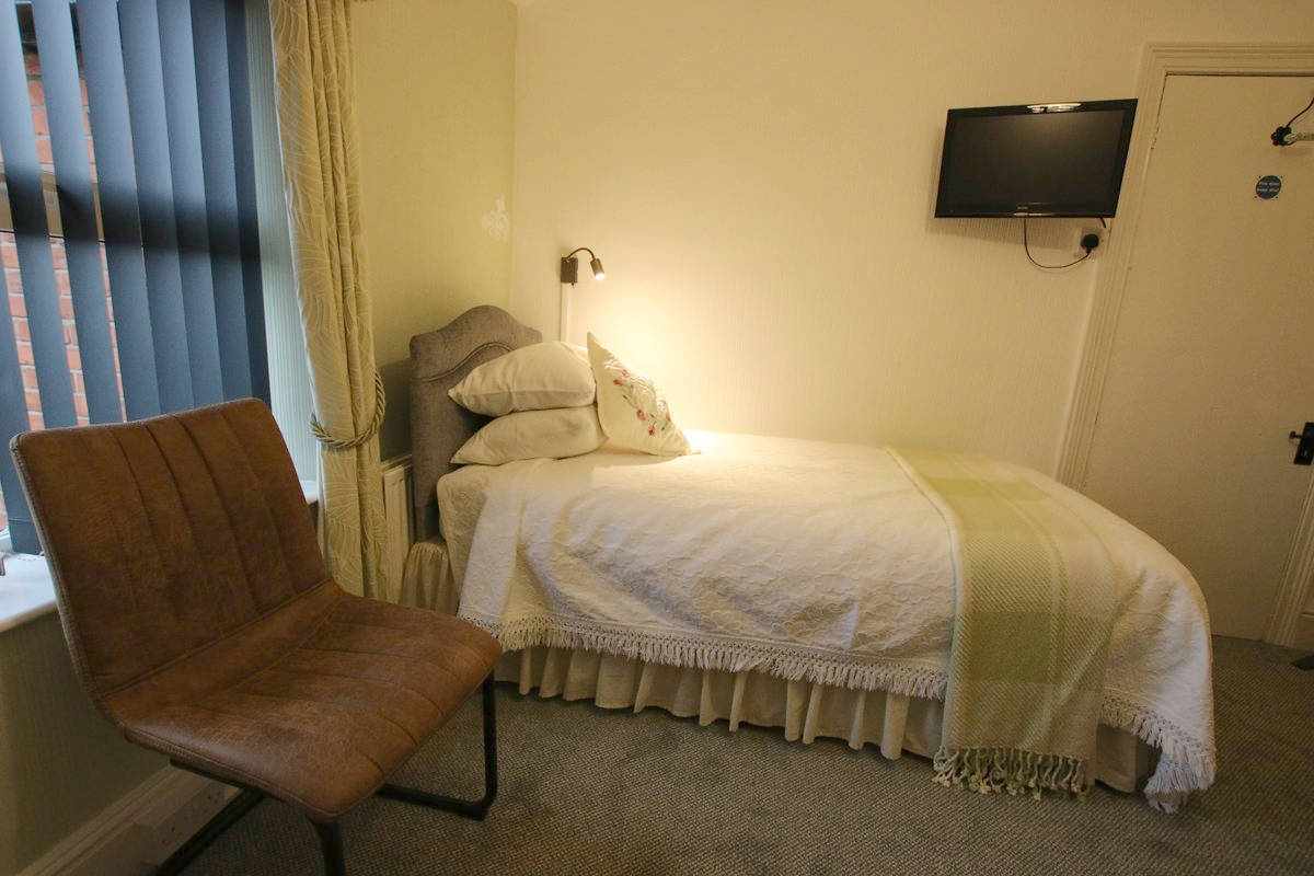 image of Greylands Guesthouse Llandrindod Twin Room Goldfinch 019