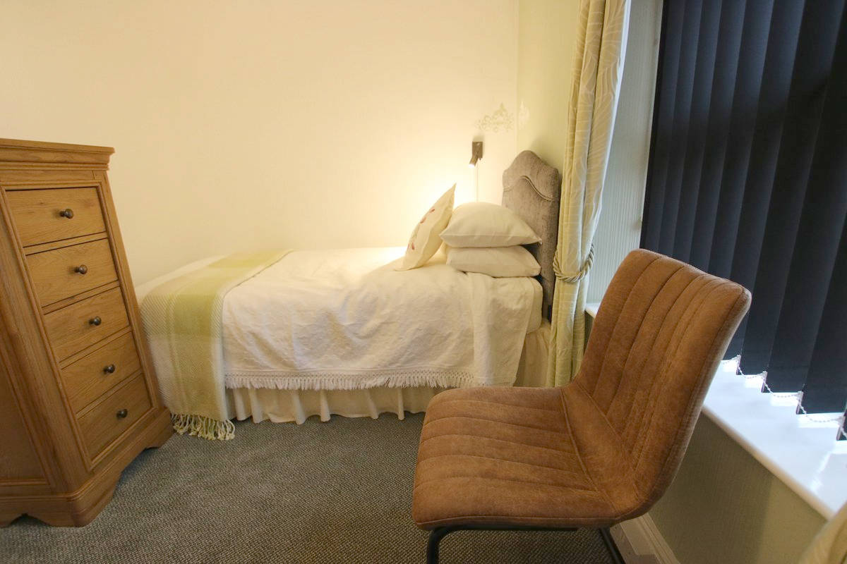 image of Greylands Guesthouse Llandrindod Twin Room Goldfinch 020